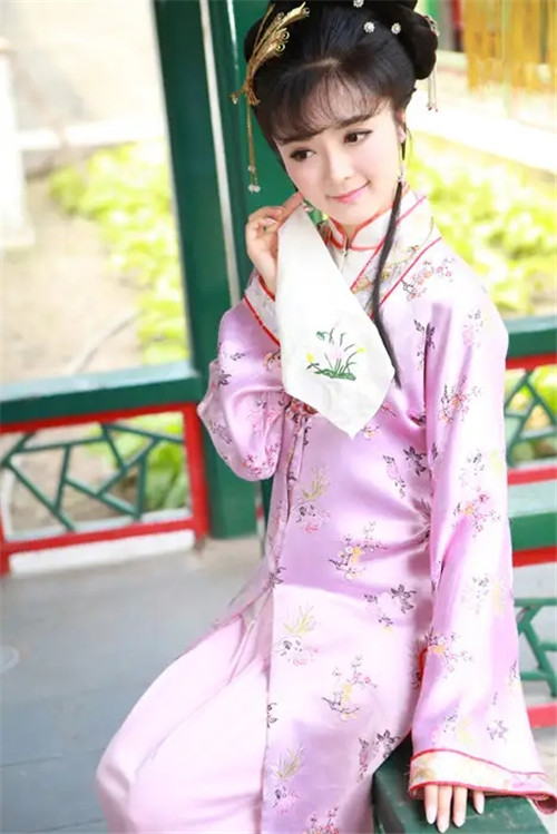 八字“正官女”和“七杀女”的长相气质有何区别？