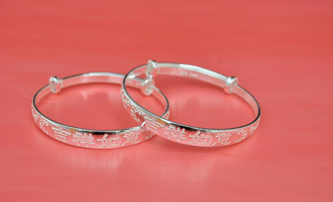 不适合戴银手镯的属相，佩戴银手镯的注意事项