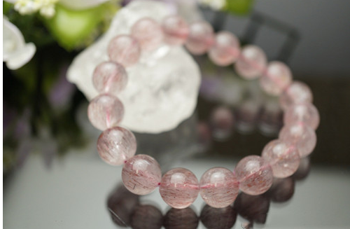 招桃花水晶戴左手还是右手