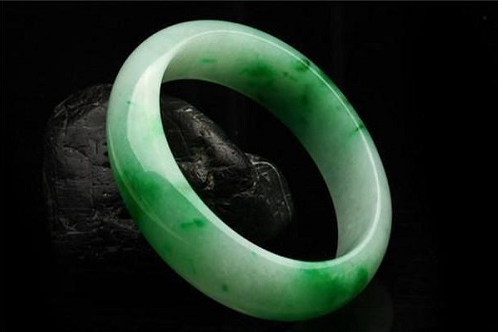 翡翠手镯戴在哪只手好